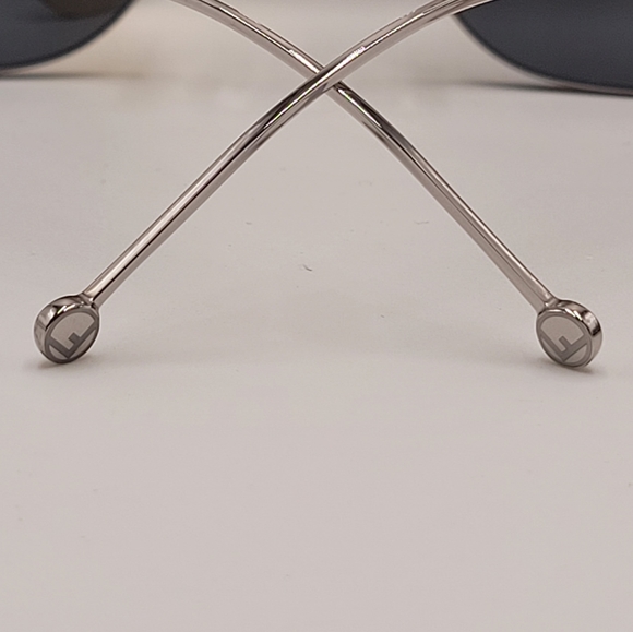 FENDI Geometric Sunglasses For Women Or Men's Who Loves A Little Glitter 🥰 - Picture 4 of 8